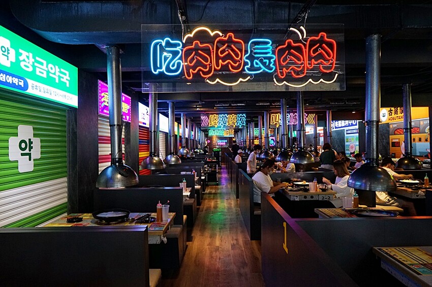 就是要烤肉吃到爽！彷彿走進韓國街邊，韓式烤肉、小菜、炸雞、火鍋通通無限供應，只要$339全部吃到飽！