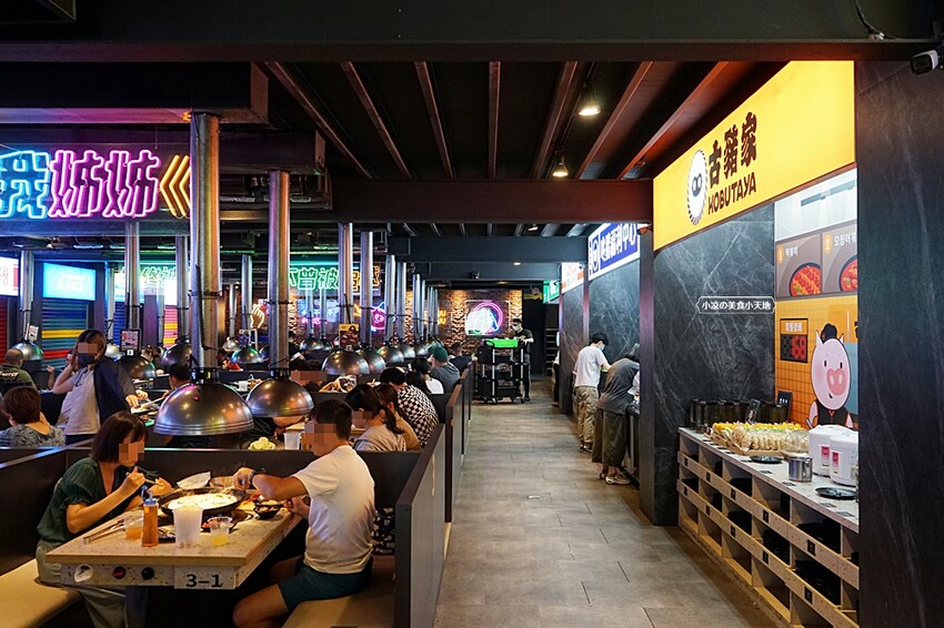 就是要烤肉吃到爽！彷彿走進韓國街邊，韓式烤肉、小菜、炸雞、火鍋通通無限供應，只要$339全部吃到飽！