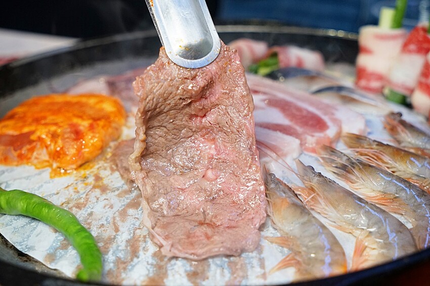 就是要烤肉吃到爽！彷彿走進韓國街邊，韓式烤肉、小菜、炸雞、火鍋通通無限供應，只要$339全部吃到飽！