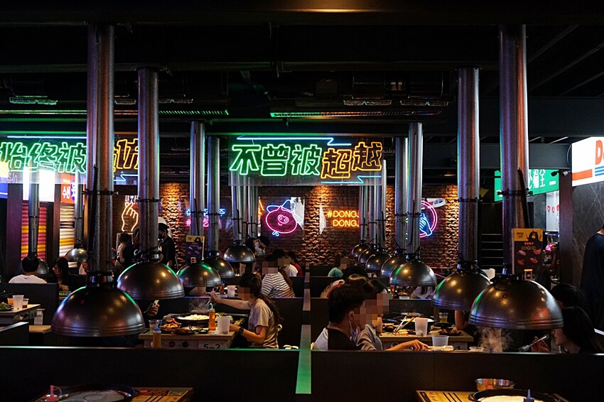 就是要烤肉吃到爽！彷彿走進韓國街邊，韓式烤肉、小菜、炸雞、火鍋通通無限供應，只要$339全部吃到飽！