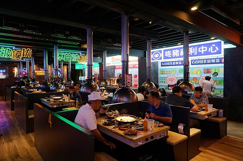 就是要烤肉吃到爽！彷彿走進韓國街邊，韓式烤肉、小菜、炸雞、火鍋通通無限供應，只要$339全部吃到飽！