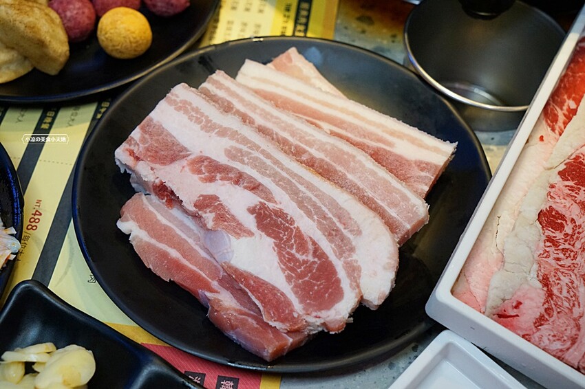 就是要烤肉吃到爽！彷彿走進韓國街邊，韓式烤肉、小菜、炸雞、火鍋通通無限供應，只要$339全部吃到飽！