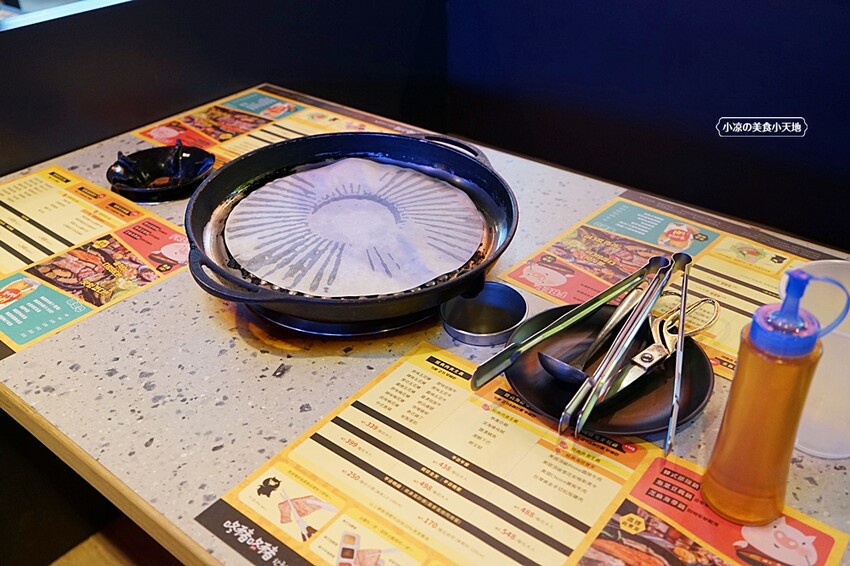 就是要烤肉吃到爽！彷彿走進韓國街邊，韓式烤肉、小菜、炸雞、火鍋通通無限供應，只要$339全部吃到飽！