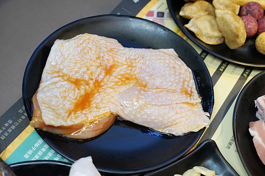 就是要烤肉吃到爽！彷彿走進韓國街邊，韓式烤肉、小菜、炸雞、火鍋通通無限供應，只要$339全部吃到飽！