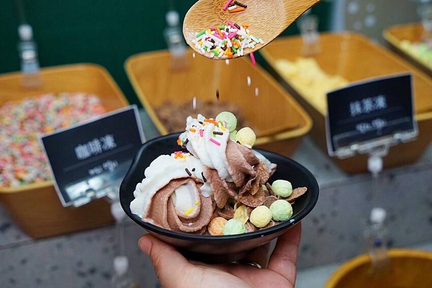 就是要烤肉吃到爽！彷彿走進韓國街邊，韓式烤肉、小菜、炸雞、火鍋通通無限供應，只要$339全部吃到飽！