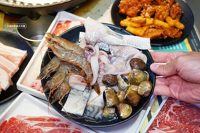 就是要烤肉吃到爽！彷彿走進韓國街邊，韓式烤肉、小菜、炸雞、火鍋通通無限供應，只要$339全部吃到飽！