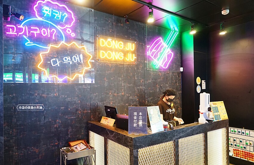 就是要烤肉吃到爽！彷彿走進韓國街邊，韓式烤肉、小菜、炸雞、火鍋通通無限供應，只要$339全部吃到飽！