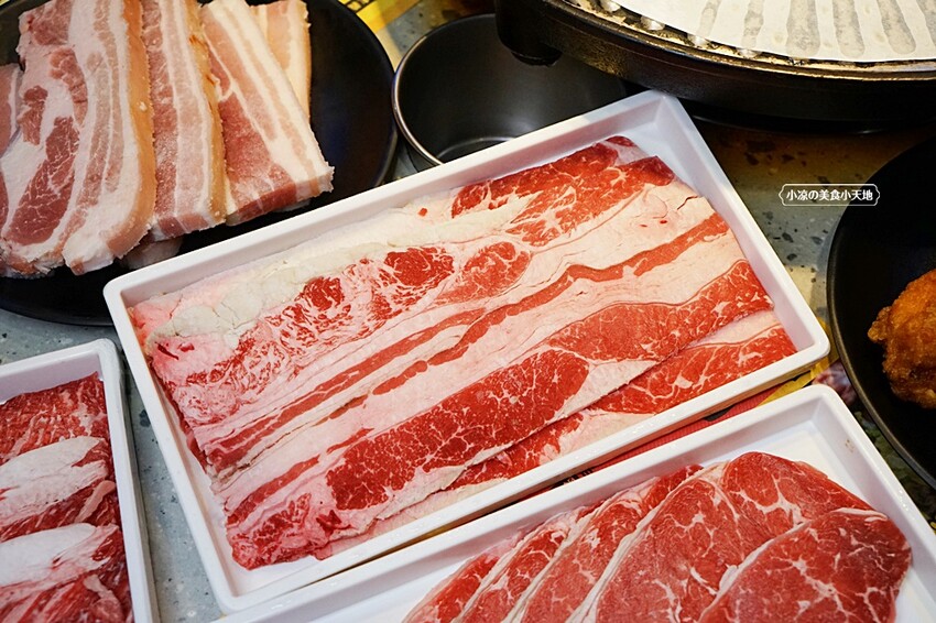 就是要烤肉吃到爽！彷彿走進韓國街邊，韓式烤肉、小菜、炸雞、火鍋通通無限供應，只要$339全部吃到飽！