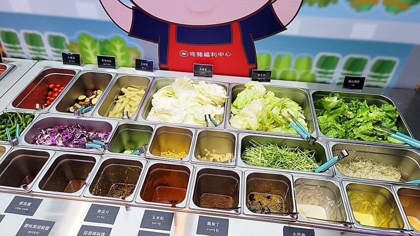 就是要烤肉吃到爽！彷彿走進韓國街邊，韓式烤肉、小菜、炸雞、火鍋通通無限供應，只要$339全部吃到飽！