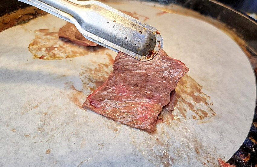 就是要烤肉吃到爽！彷彿走進韓國街邊，韓式烤肉、小菜、炸雞、火鍋通通無限供應，只要$339全部吃到飽！