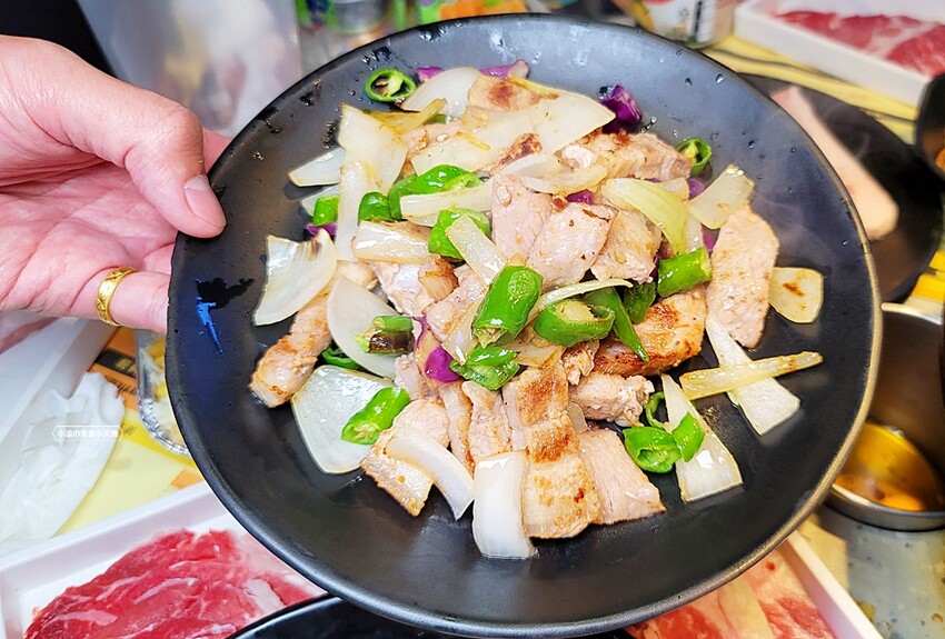 就是要烤肉吃到爽！彷彿走進韓國街邊，韓式烤肉、小菜、炸雞、火鍋通通無限供應，只要$339全部吃到飽！