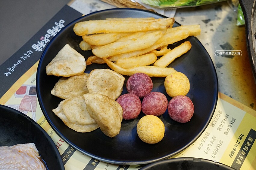 就是要烤肉吃到爽！彷彿走進韓國街邊，韓式烤肉、小菜、炸雞、火鍋通通無限供應，只要$339全部吃到飽！