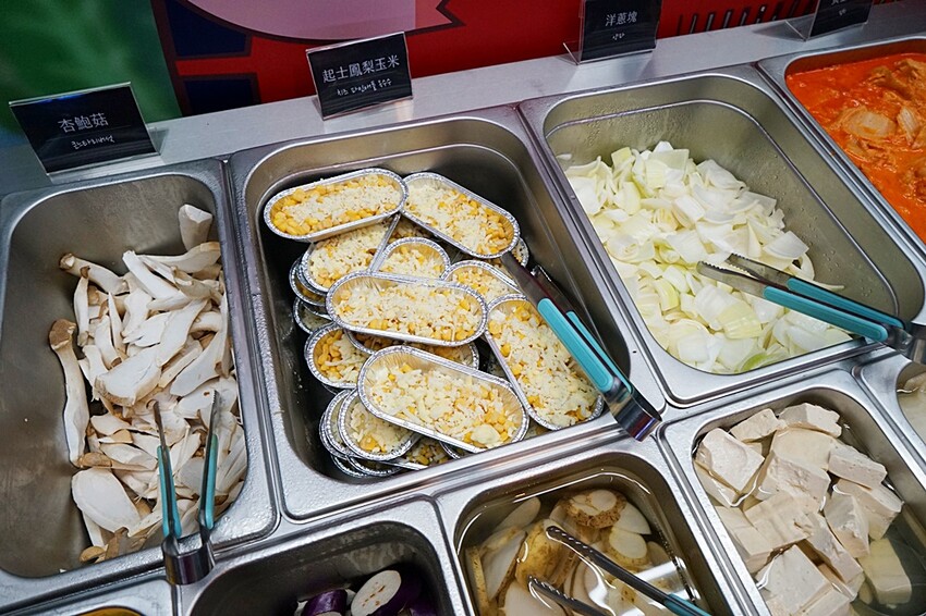 就是要烤肉吃到爽！彷彿走進韓國街邊，韓式烤肉、小菜、炸雞、火鍋通通無限供應，只要$339全部吃到飽！