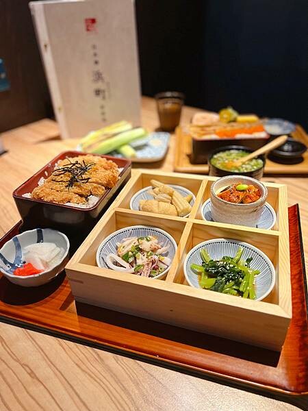 (台北車站美食)日本橋浜町食事処 北車微風美食推薦 米塔集團 主打日式定食 精緻松花堂御膳 炙燒生魚片 味噌
