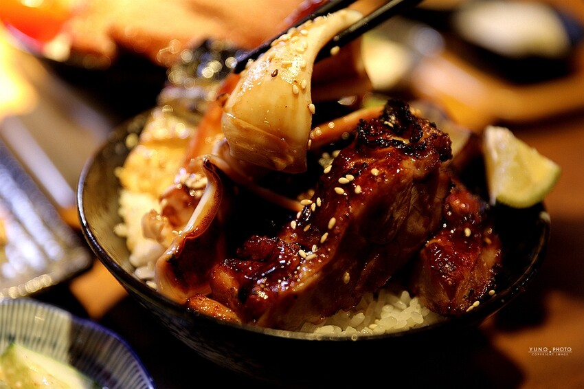 肉控必吃！激推海陸三拼燒肉丼 味噌湯飲料無限暢飲 CP值高│大河屋燒肉丼串燒(中友百貨B3美食)