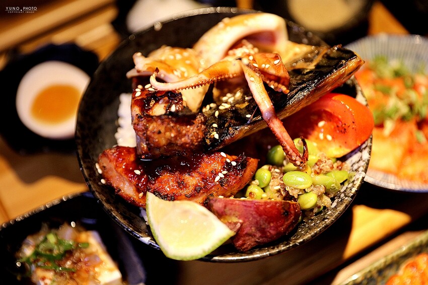肉控必吃！激推海陸三拼燒肉丼 味噌湯飲料無限暢飲 CP值高│大河屋燒肉丼串燒(中友百貨B3美食)
