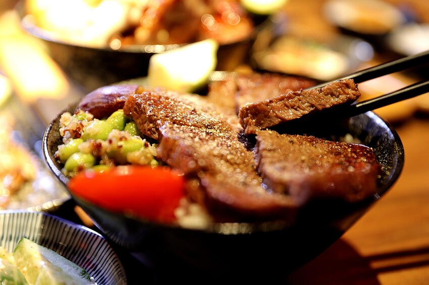 肉控必吃！激推海陸三拼燒肉丼 味噌湯飲料無限暢飲 CP值高│大河屋燒肉丼串燒(中友百貨B3美食)
