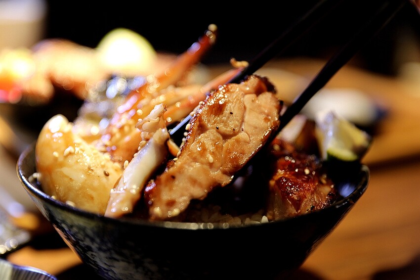 肉控必吃！激推海陸三拼燒肉丼 味噌湯飲料無限暢飲 CP值高│大河屋燒肉丼串燒(中友百貨B3美食)