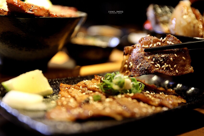 肉控必吃！激推海陸三拼燒肉丼 味噌湯飲料無限暢飲 CP值高│大河屋燒肉丼串燒(中友百貨B3美食)