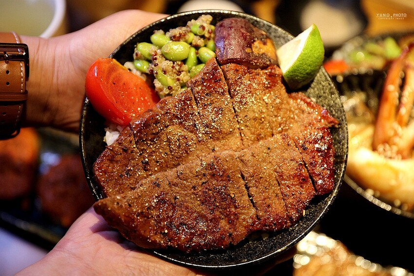 肉控必吃！激推海陸三拼燒肉丼 味噌湯飲料無限暢飲 CP值高│大河屋燒肉丼串燒(中友百貨B3美食)