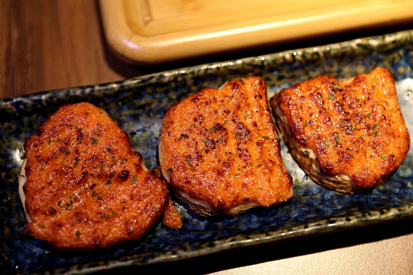 肉控必吃！激推海陸三拼燒肉丼 味噌湯飲料無限暢飲 CP值高│大河屋燒肉丼串燒(中友百貨B3美食)