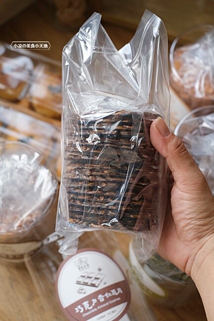 雙晨幸福杏仁瓦片｜台中人氣杏仁瓦片專賣店、六種口味杏仁瓦片任你搭，中秋限定紅土蛋黃酥禮盒，酥脆涮嘴送禮首選！