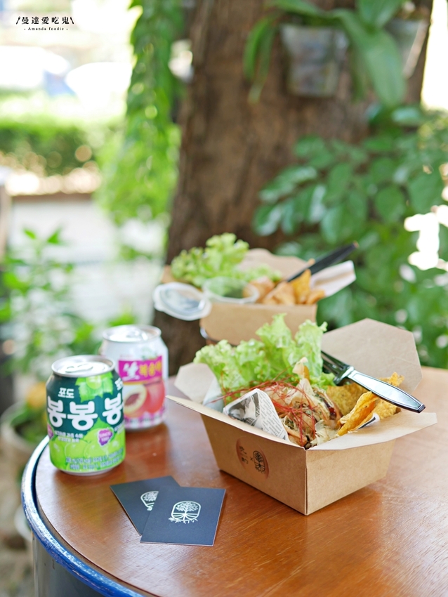 就是要 chill！好吃又好拍的療癒系黃金炸刈包『樹下キノシタ』涮嘴黃金炸餃子也不能錯過的日系戶外小攤！台南美食｜台南下午茶｜台南中西區 - 曼達愛吃鬼