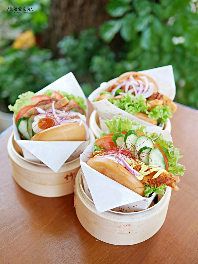 就是要 chill！好吃又好拍的療癒系黃金炸刈包『樹下キノシタ』涮嘴黃金炸餃子也不能錯過的日系戶外小攤！台南美食｜台南下午茶｜台南中西區 - 曼達愛吃鬼