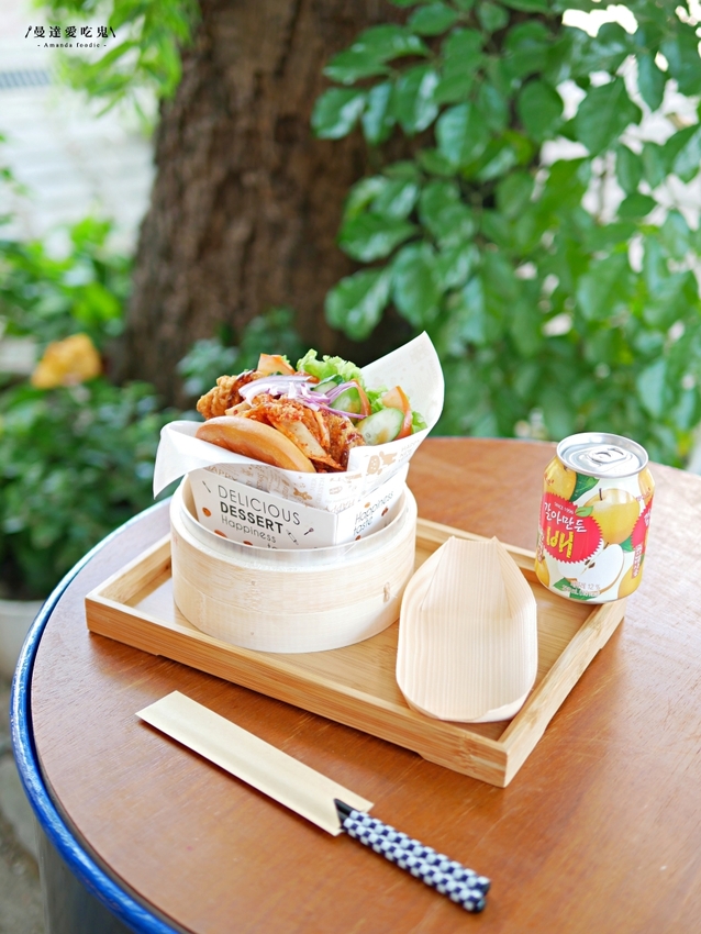 就是要 chill！好吃又好拍的療癒系黃金炸刈包『樹下キノシタ』涮嘴黃金炸餃子也不能錯過的日系戶外小攤！台南美食｜台南下午茶｜台南中西區 - 曼達愛吃鬼