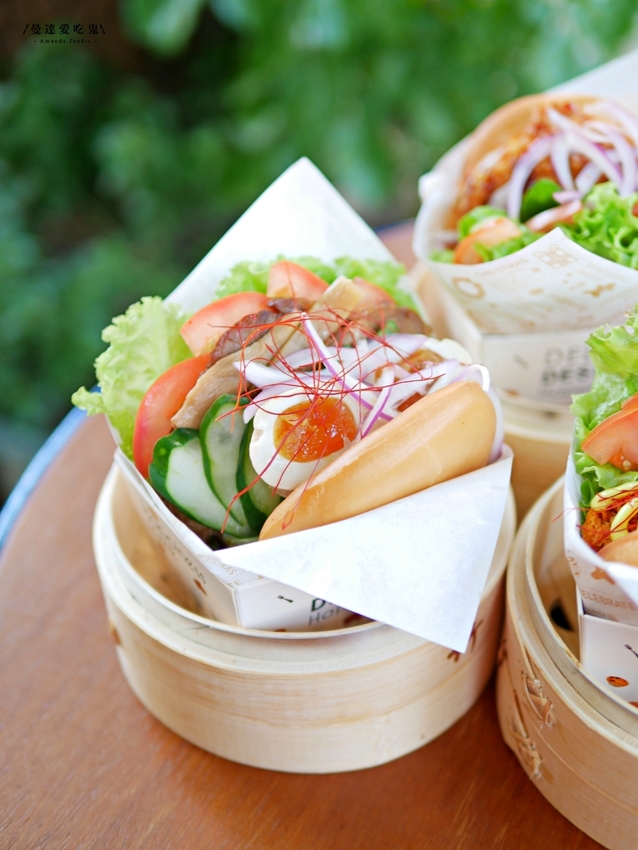 就是要 chill！好吃又好拍的療癒系黃金炸刈包『樹下キノシタ』涮嘴黃金炸餃子也不能錯過的日系戶外小攤！台南美食｜台南下午茶｜台南中西區 - 曼達愛吃鬼