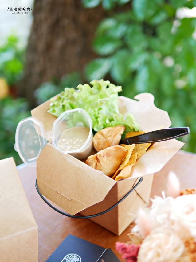 就是要 chill！好吃又好拍的療癒系黃金炸刈包『樹下キノシタ』涮嘴黃金炸餃子也不能錯過的日系戶外小攤！台南美食｜台南下午茶｜台南中西區 - 曼達愛吃鬼