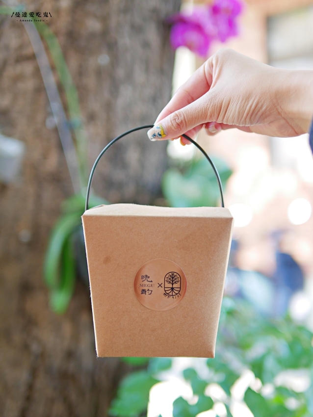 就是要 chill！好吃又好拍的療癒系黃金炸刈包『樹下キノシタ』涮嘴黃金炸餃子也不能錯過的日系戶外小攤！台南美食｜台南下午茶｜台南中西區 - 曼達愛吃鬼