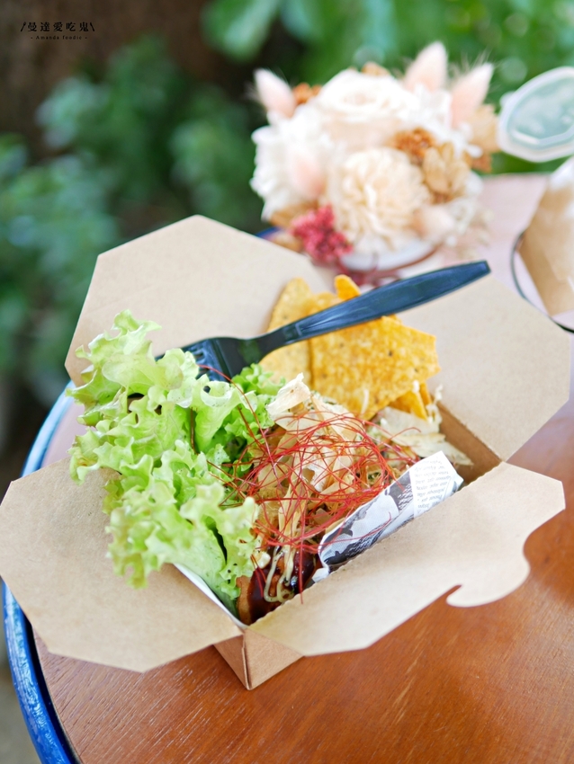 就是要 chill！好吃又好拍的療癒系黃金炸刈包『樹下キノシタ』涮嘴黃金炸餃子也不能錯過的日系戶外小攤！台南美食｜台南下午茶｜台南中西區 - 曼達愛吃鬼