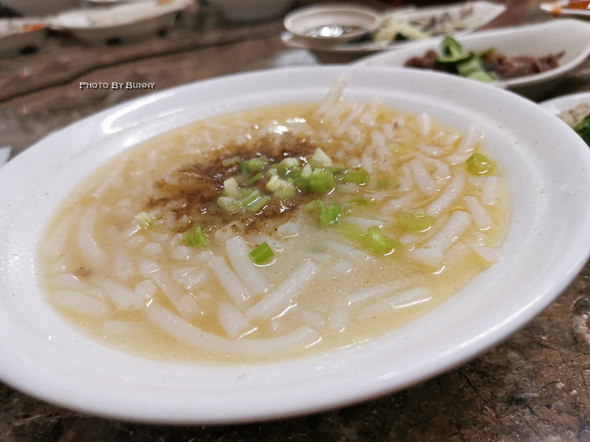 【新北美食】半邊圓米粉湯香菇肉粥 味美價廉高CP值銅板美食 / 林口在地必吃平價小吃
