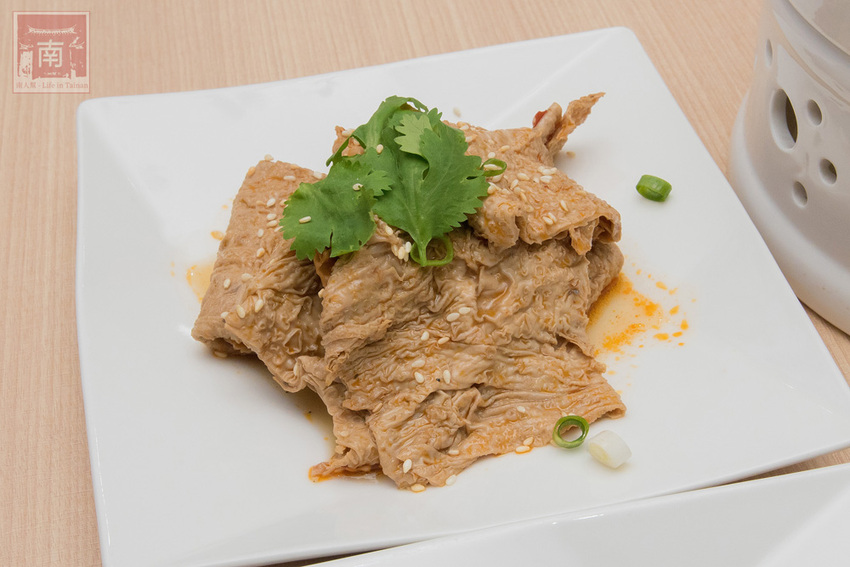 【臺南美食】酸菜比魚好吃？｜大份量酸菜魚鍋｜水煮魚.酸辣牛｜酸菜魚結合火鍋元素~~江小漁酸菜魚台南學甲店 - 南人幫