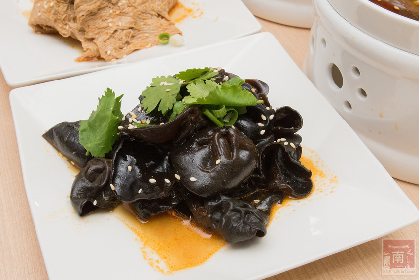 【臺南美食】酸菜比魚好吃？｜大份量酸菜魚鍋｜水煮魚.酸辣牛｜酸菜魚結合火鍋元素~~江小漁酸菜魚台南學甲店 - 南人幫