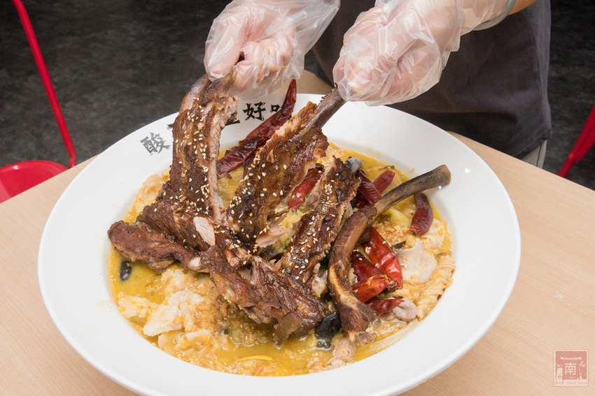 【臺南美食】酸菜比魚好吃？｜大份量酸菜魚鍋｜水煮魚.酸辣牛｜酸菜魚結合火鍋元素~~江小漁酸菜魚台南學甲店 - 南人幫