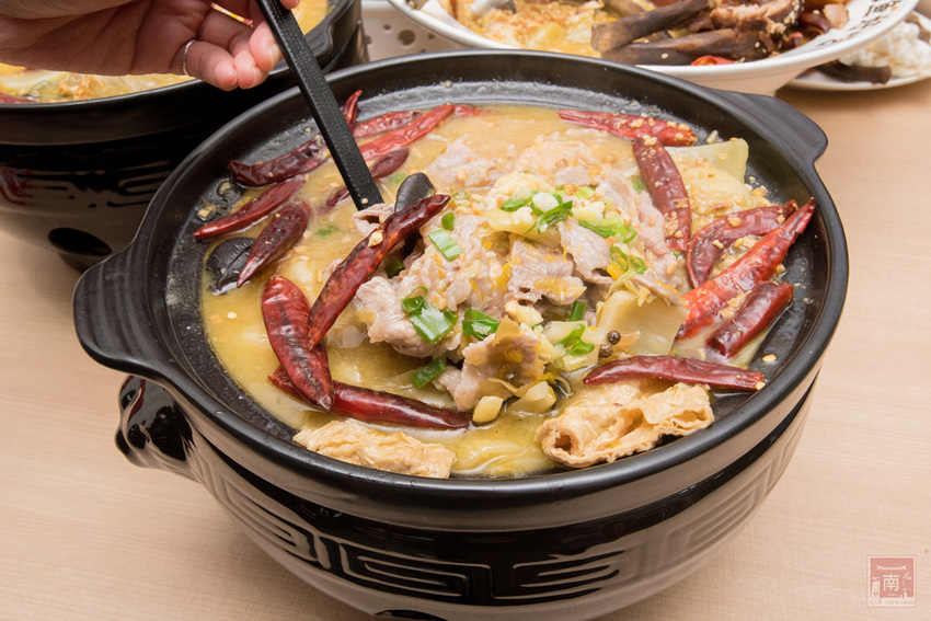 【臺南美食】酸菜比魚好吃？｜大份量酸菜魚鍋｜水煮魚.酸辣牛｜酸菜魚結合火鍋元素~~江小漁酸菜魚台南學甲店 - 南人幫