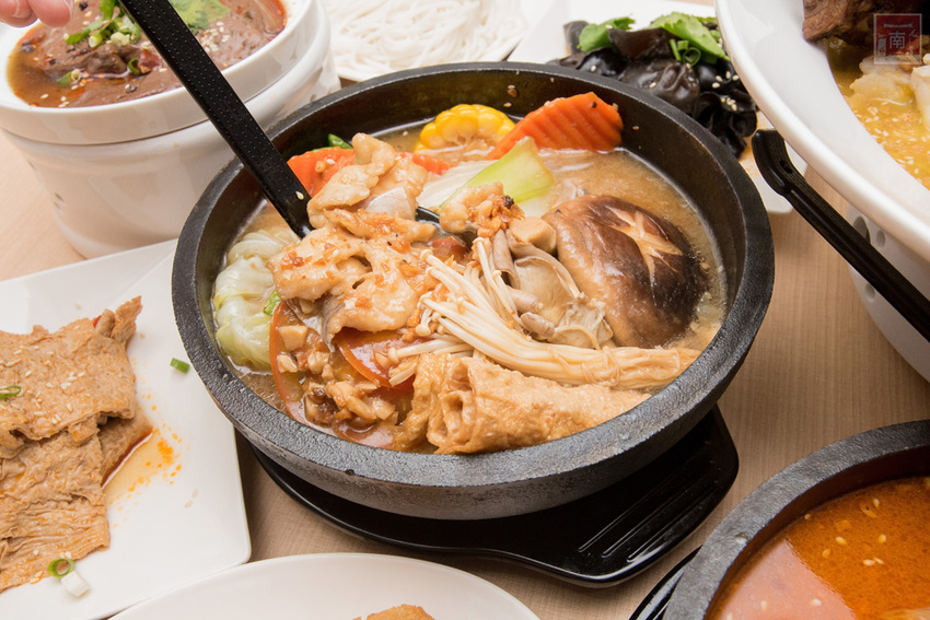 【臺南美食】酸菜比魚好吃？｜大份量酸菜魚鍋｜水煮魚.酸辣牛｜酸菜魚結合火鍋元素~~江小漁酸菜魚台南學甲店 - 南人幫