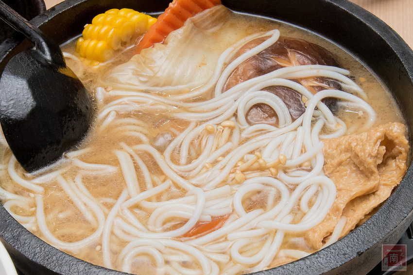 【臺南美食】酸菜比魚好吃？｜大份量酸菜魚鍋｜水煮魚.酸辣牛｜酸菜魚結合火鍋元素~~江小漁酸菜魚台南學甲店 - 南人幫