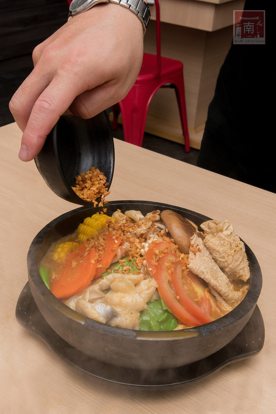 【臺南美食】酸菜比魚好吃？｜大份量酸菜魚鍋｜水煮魚.酸辣牛｜酸菜魚結合火鍋元素~~江小漁酸菜魚台南學甲店 - 南人幫