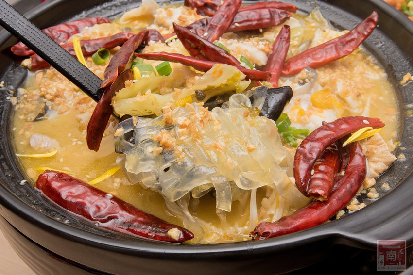 【臺南美食】酸菜比魚好吃？｜大份量酸菜魚鍋｜水煮魚.酸辣牛｜酸菜魚結合火鍋元素~~江小漁酸菜魚台南學甲店 - 南人幫