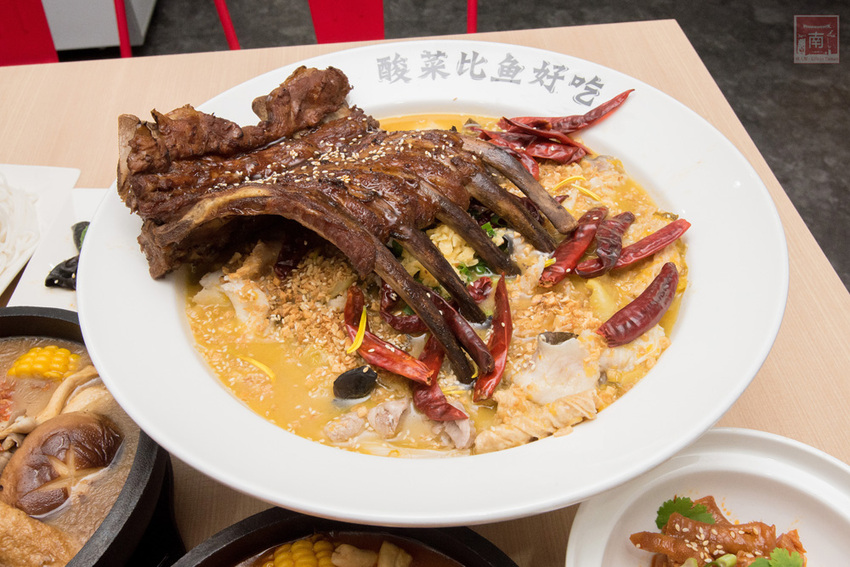 【臺南美食】酸菜比魚好吃？｜大份量酸菜魚鍋｜水煮魚.酸辣牛｜酸菜魚結合火鍋元素~~江小漁酸菜魚台南學甲店 - 南人幫