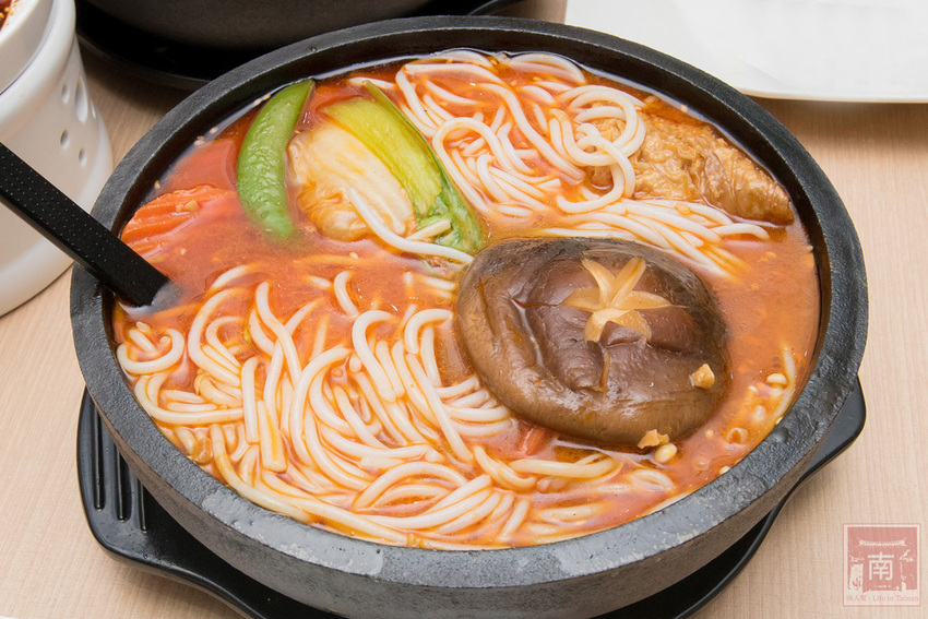 【臺南美食】酸菜比魚好吃？｜大份量酸菜魚鍋｜水煮魚.酸辣牛｜酸菜魚結合火鍋元素~~江小漁酸菜魚台南學甲店 - 南人幫