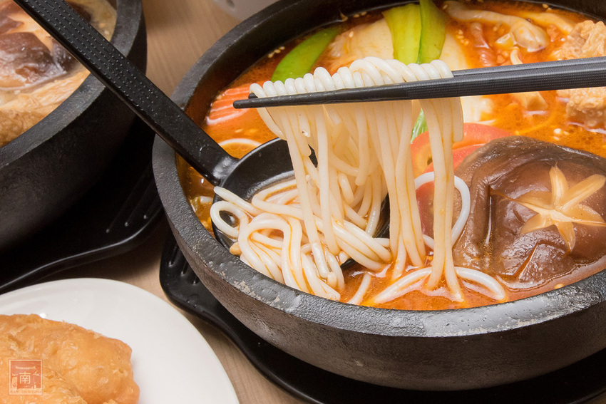 【臺南美食】酸菜比魚好吃？｜大份量酸菜魚鍋｜水煮魚.酸辣牛｜酸菜魚結合火鍋元素~~江小漁酸菜魚台南學甲店 - 南人幫