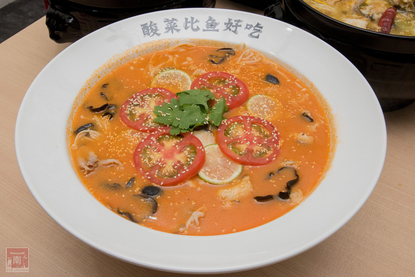 【臺南美食】酸菜比魚好吃？｜大份量酸菜魚鍋｜水煮魚.酸辣牛｜酸菜魚結合火鍋元素~~江小漁酸菜魚台南學甲店 - 南人幫