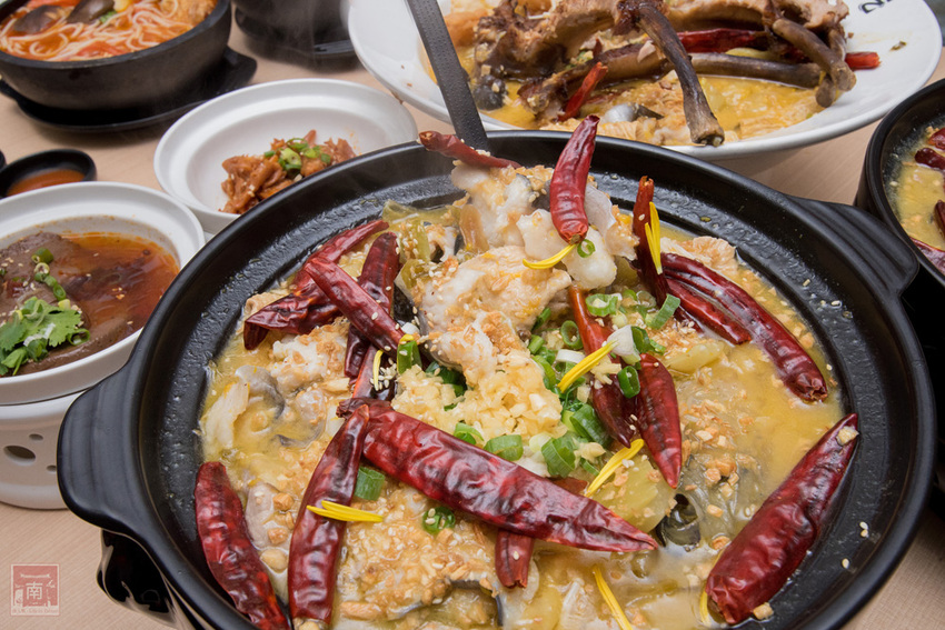 【臺南美食】酸菜比魚好吃？｜大份量酸菜魚鍋｜水煮魚.酸辣牛｜酸菜魚結合火鍋元素~~江小漁酸菜魚台南學甲店 - 南人幫