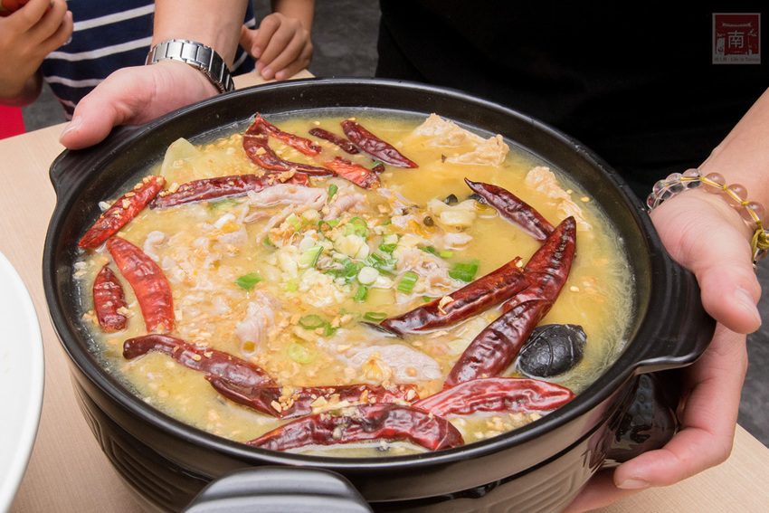 【臺南美食】酸菜比魚好吃？｜大份量酸菜魚鍋｜水煮魚.酸辣牛｜酸菜魚結合火鍋元素~~江小漁酸菜魚台南學甲店 - 南人幫