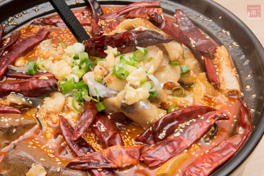 【臺南美食】酸菜比魚好吃？｜大份量酸菜魚鍋｜水煮魚.酸辣牛｜酸菜魚結合火鍋元素~~江小漁酸菜魚台南學甲店 - 南人幫