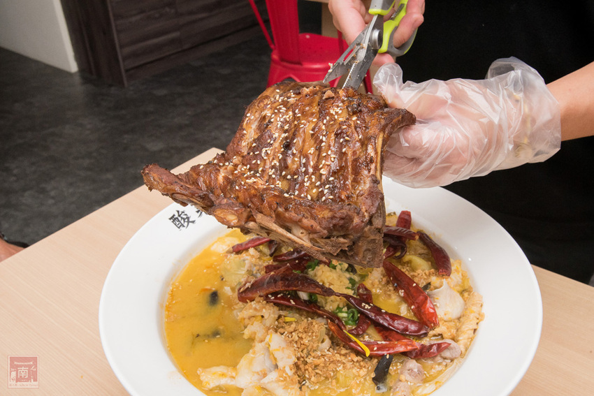 【臺南美食】酸菜比魚好吃？｜大份量酸菜魚鍋｜水煮魚.酸辣牛｜酸菜魚結合火鍋元素~~江小漁酸菜魚台南學甲店 - 南人幫